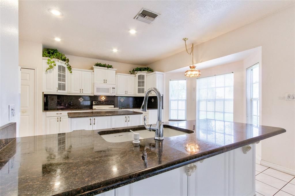 Под контрактом: $2,700 (4 спален, 3 ванн, 2863 Квадратных фут)