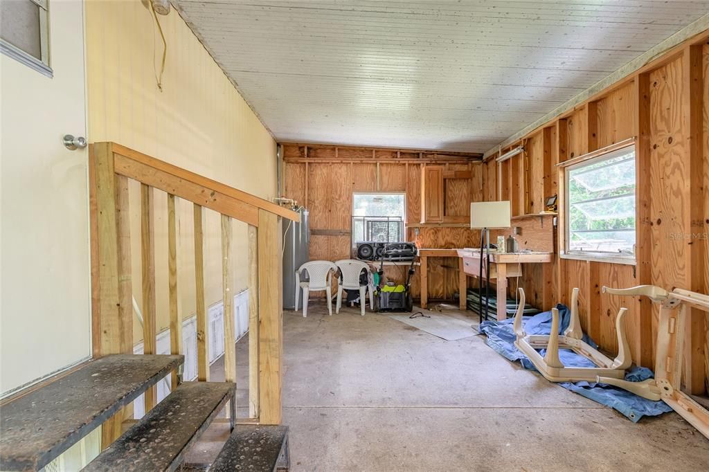 合同活跃: $115,000 (2 贝兹, 1 浴室, 770 平方英尺)