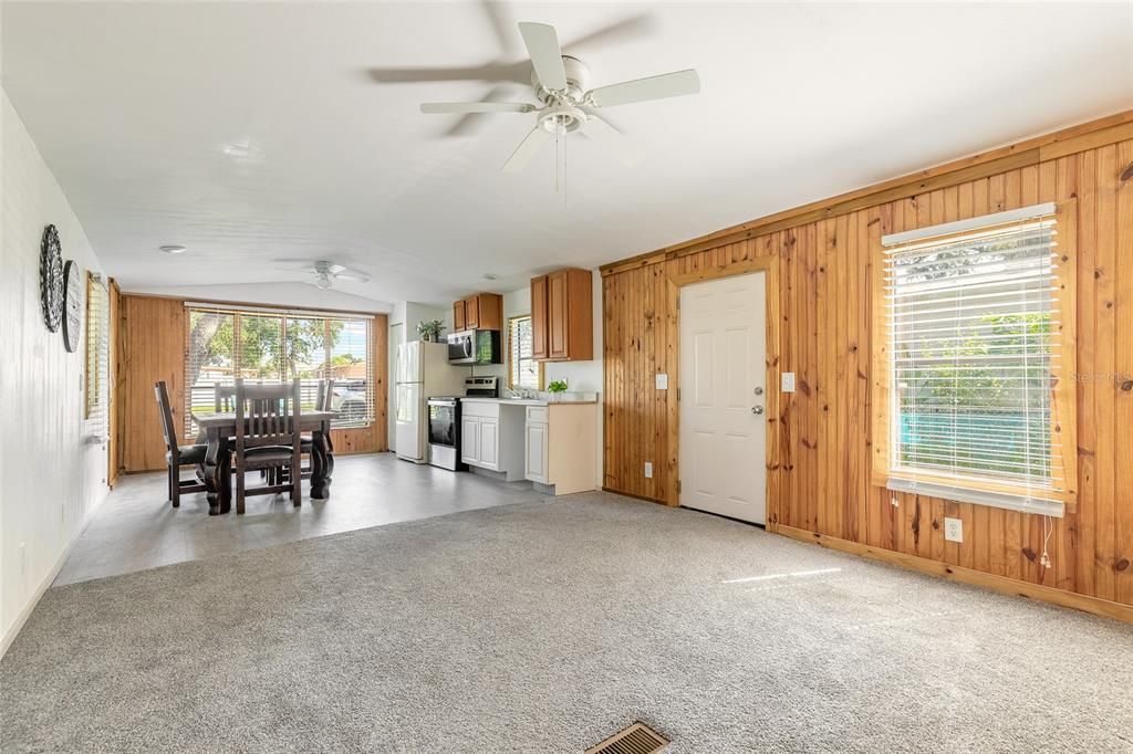 合同活跃: $115,000 (2 贝兹, 1 浴室, 770 平方英尺)