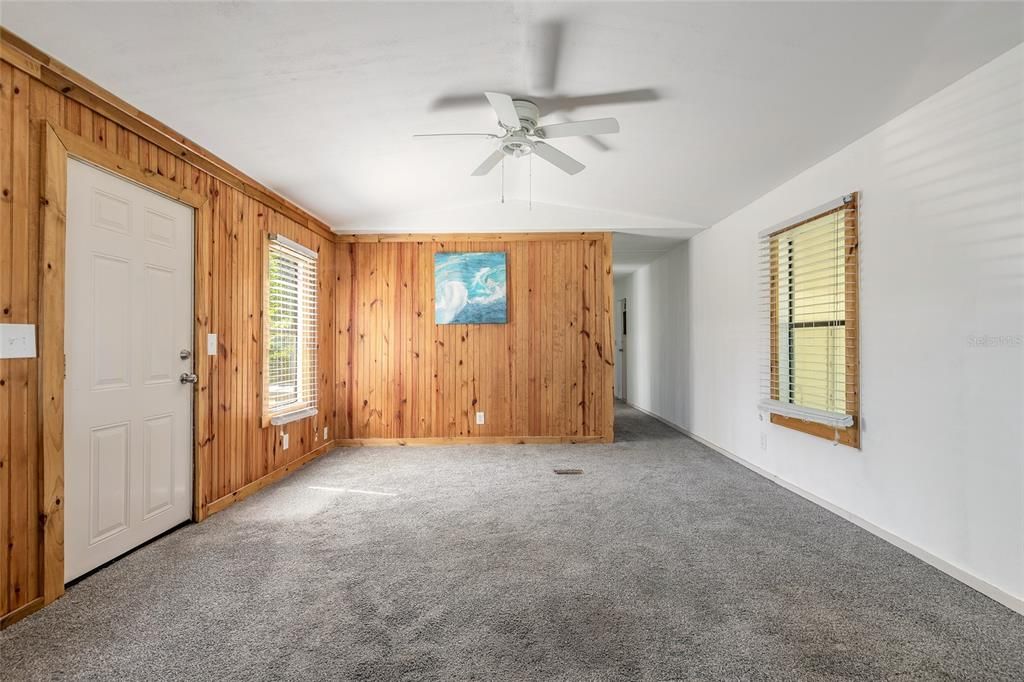 合同活跃: $115,000 (2 贝兹, 1 浴室, 770 平方英尺)