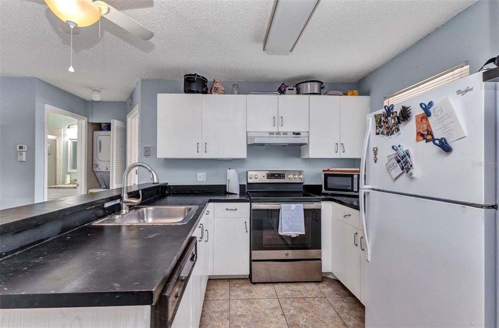 待售: $160,000 (2 贝兹, 2 浴室, 860 平方英尺)