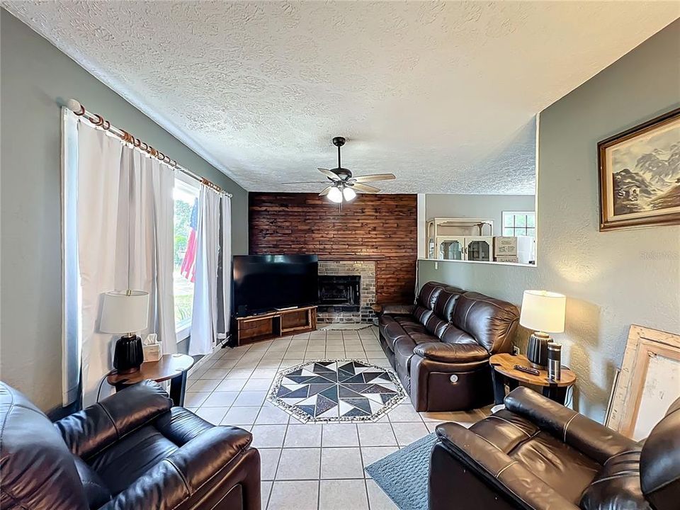 For Sale: $180,000 (3 beds, 2 baths, 1596 Square Feet)