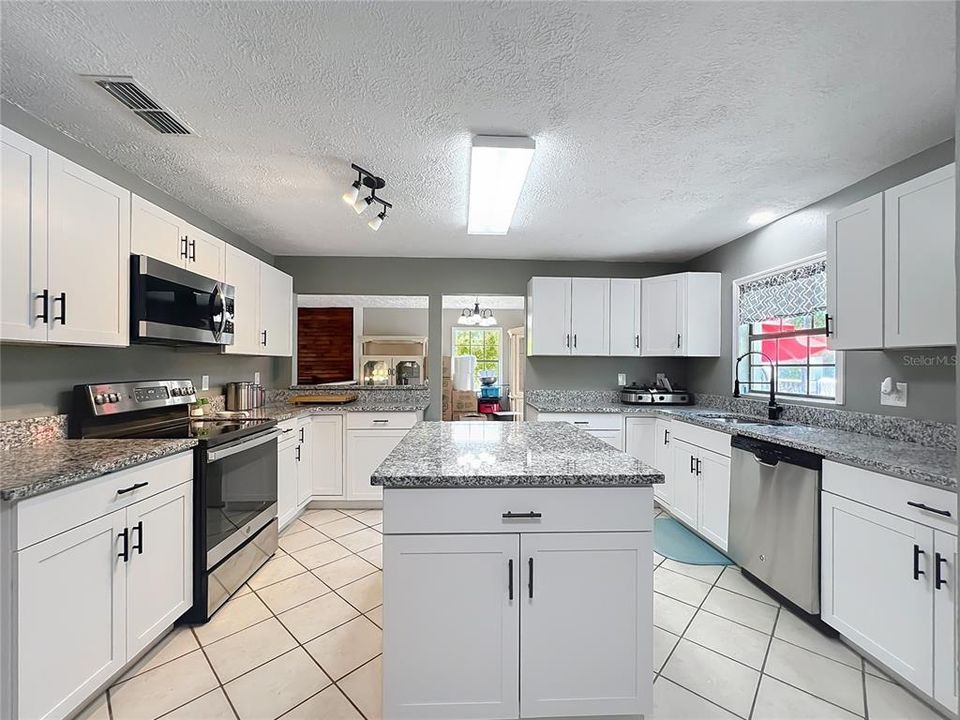 For Sale: $180,000 (3 beds, 2 baths, 1596 Square Feet)