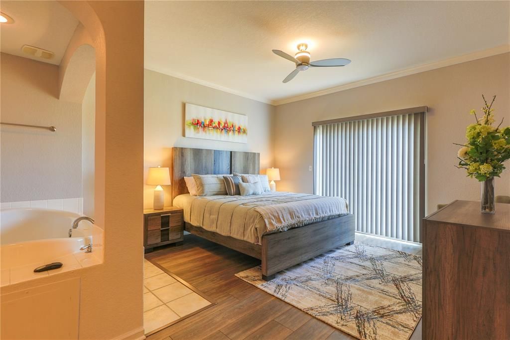 Activo con contrato: $379,000 (4 camas, 4 baños, 2141 Pies cuadrados)