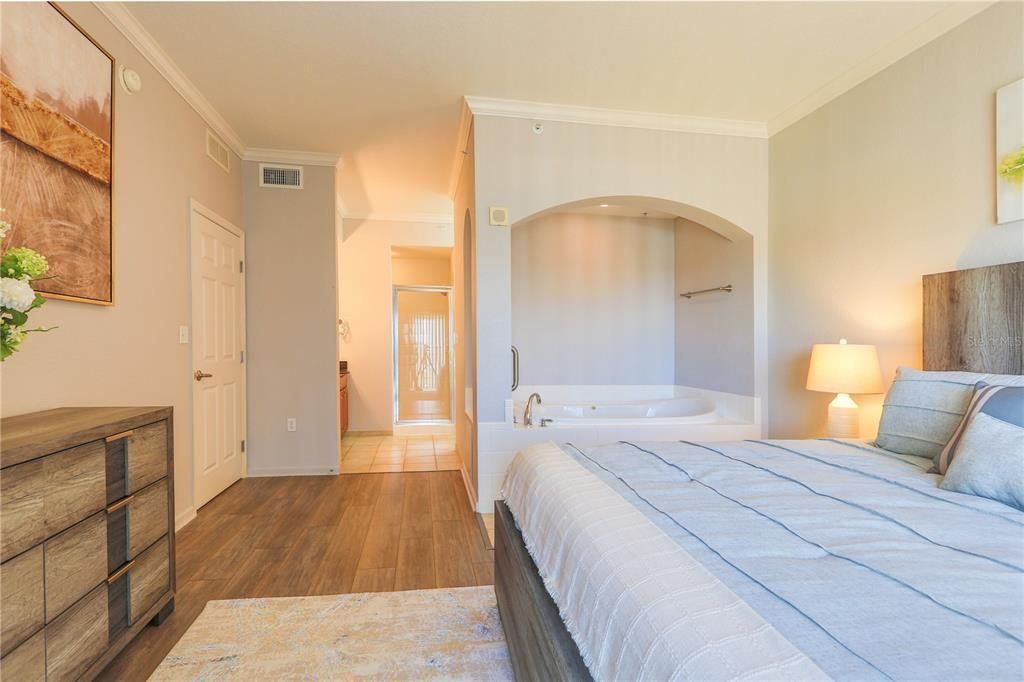 Activo con contrato: $379,000 (4 camas, 4 baños, 2141 Pies cuadrados)
