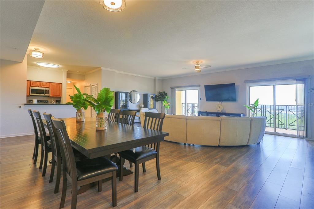 Activo con contrato: $379,000 (4 camas, 4 baños, 2141 Pies cuadrados)