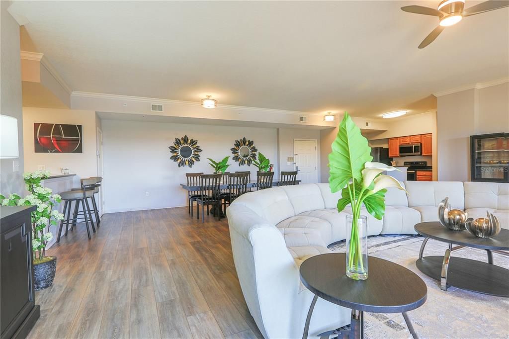 Activo con contrato: $379,000 (4 camas, 4 baños, 2141 Pies cuadrados)