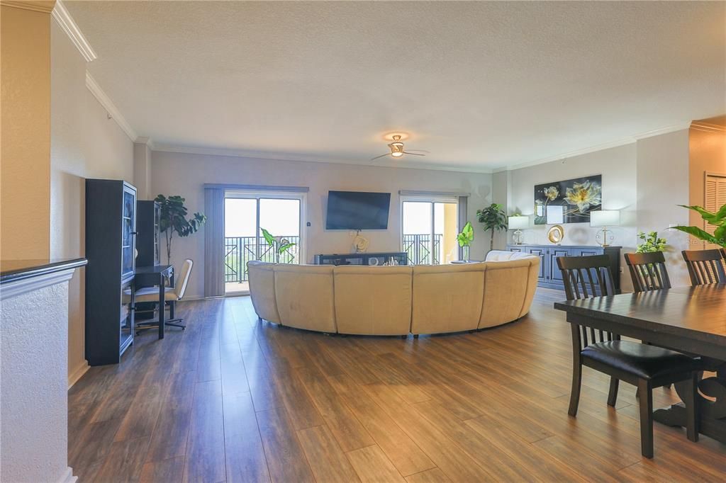 Activo con contrato: $379,000 (4 camas, 4 baños, 2141 Pies cuadrados)