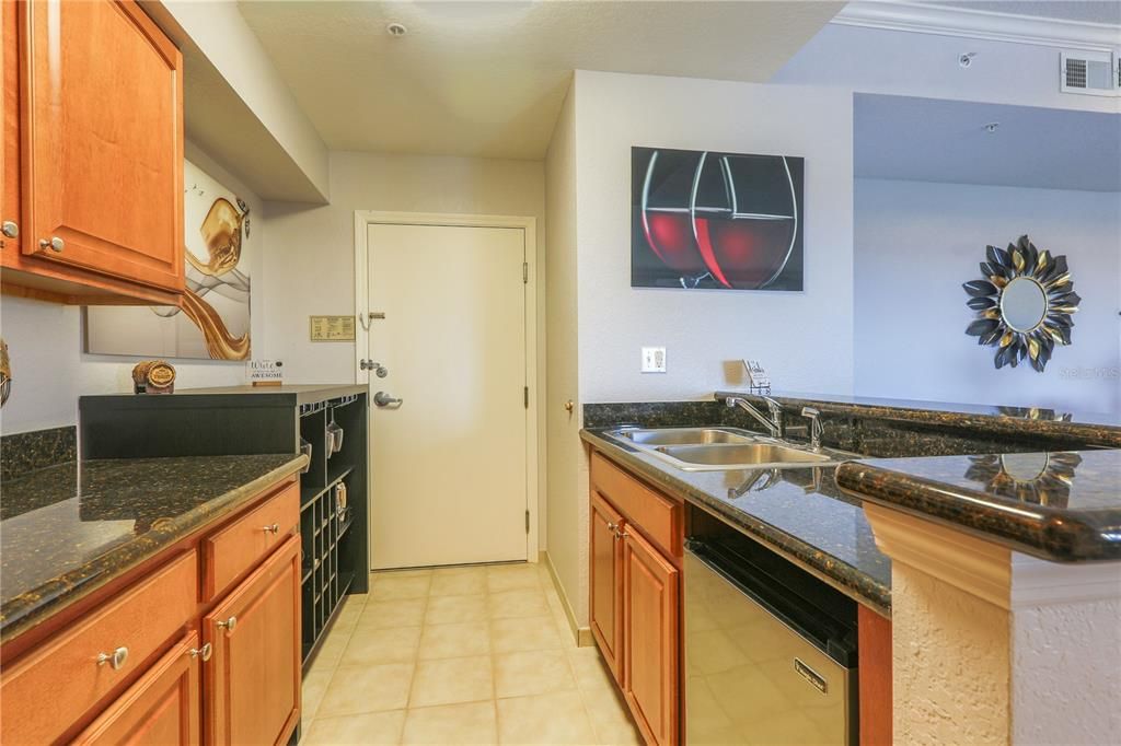 Activo con contrato: $379,000 (4 camas, 4 baños, 2141 Pies cuadrados)