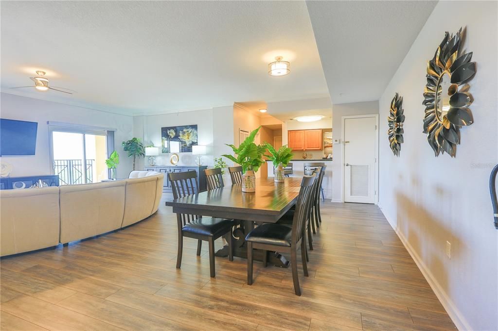 Activo con contrato: $379,000 (4 camas, 4 baños, 2141 Pies cuadrados)