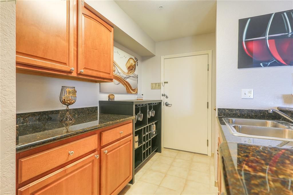 Activo con contrato: $379,000 (4 camas, 4 baños, 2141 Pies cuadrados)