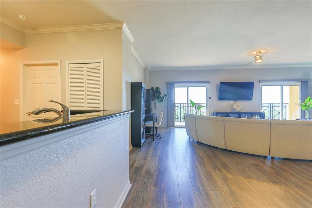 Activo con contrato: $379,000 (4 camas, 4 baños, 2141 Pies cuadrados)