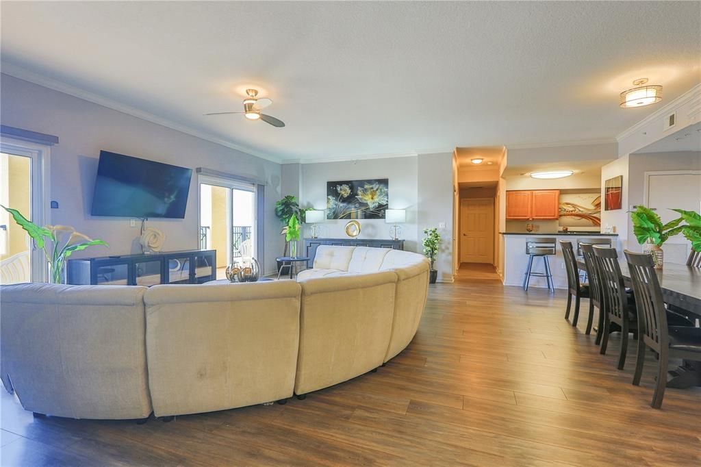Activo con contrato: $379,000 (4 camas, 4 baños, 2141 Pies cuadrados)