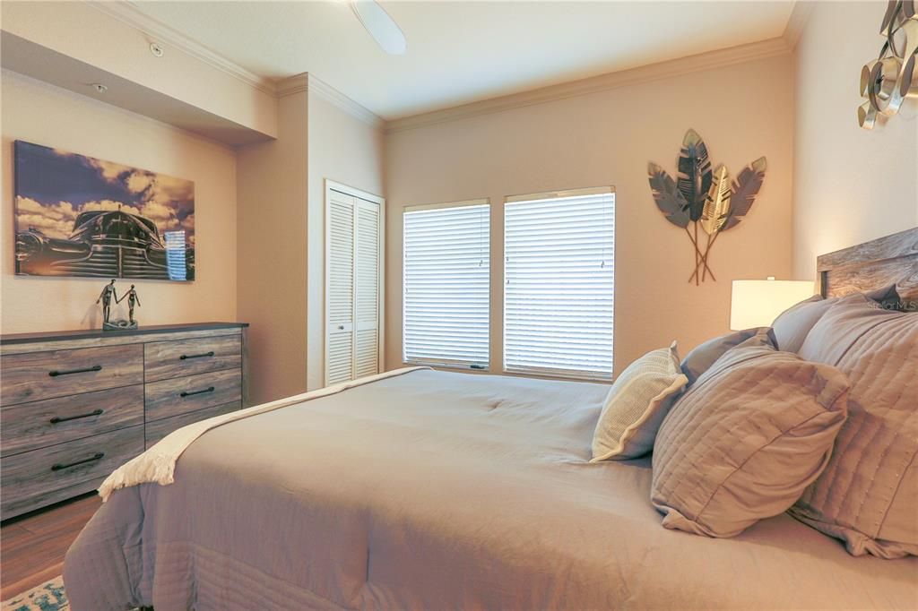 Activo con contrato: $379,000 (4 camas, 4 baños, 2141 Pies cuadrados)