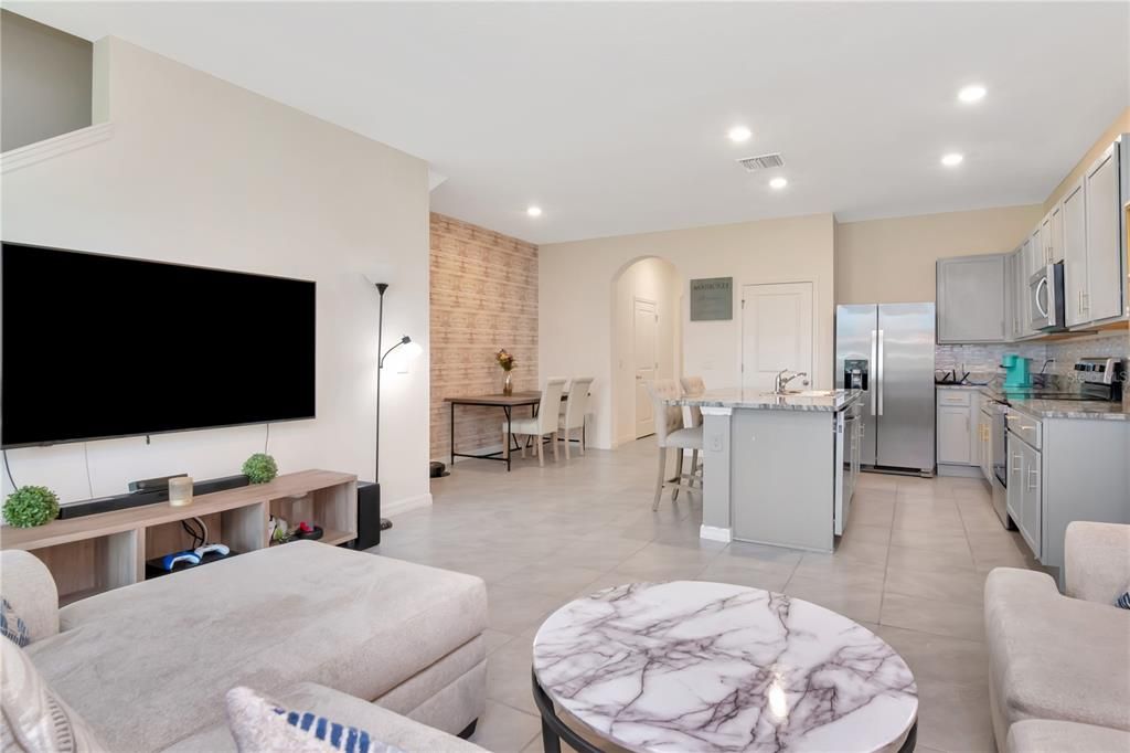 合同活跃: $269,000 (3 贝兹, 2 浴室, 1673 平方英尺)