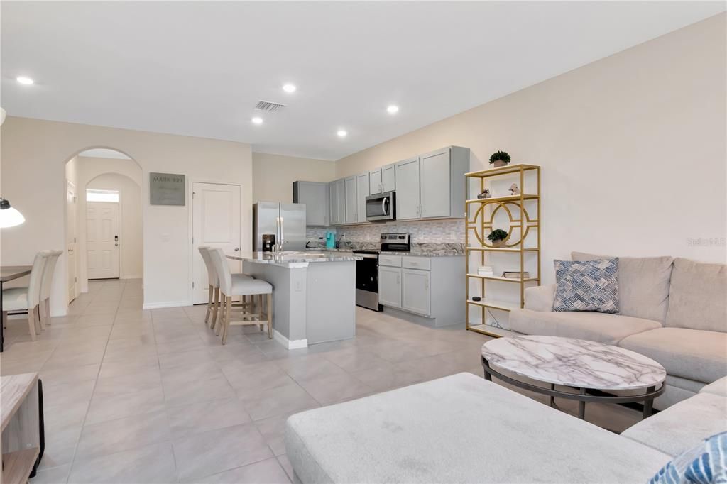 合同活跃: $269,000 (3 贝兹, 2 浴室, 1673 平方英尺)