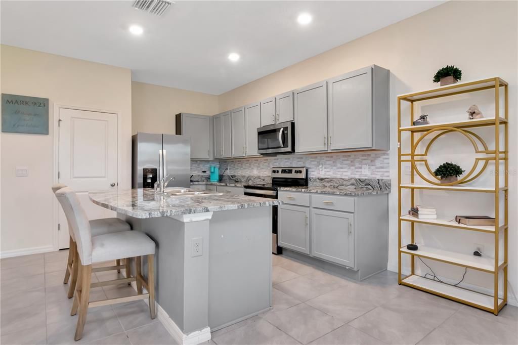 合同活跃: $269,000 (3 贝兹, 2 浴室, 1673 平方英尺)