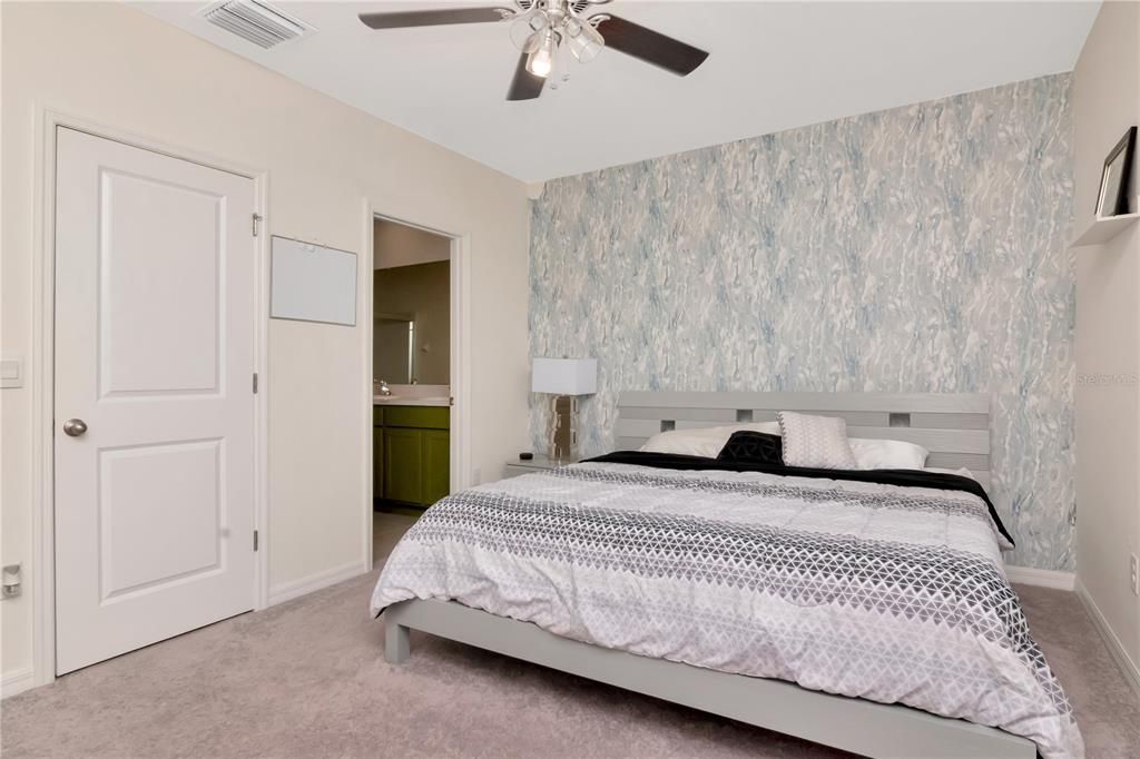 合同活跃: $269,000 (3 贝兹, 2 浴室, 1673 平方英尺)