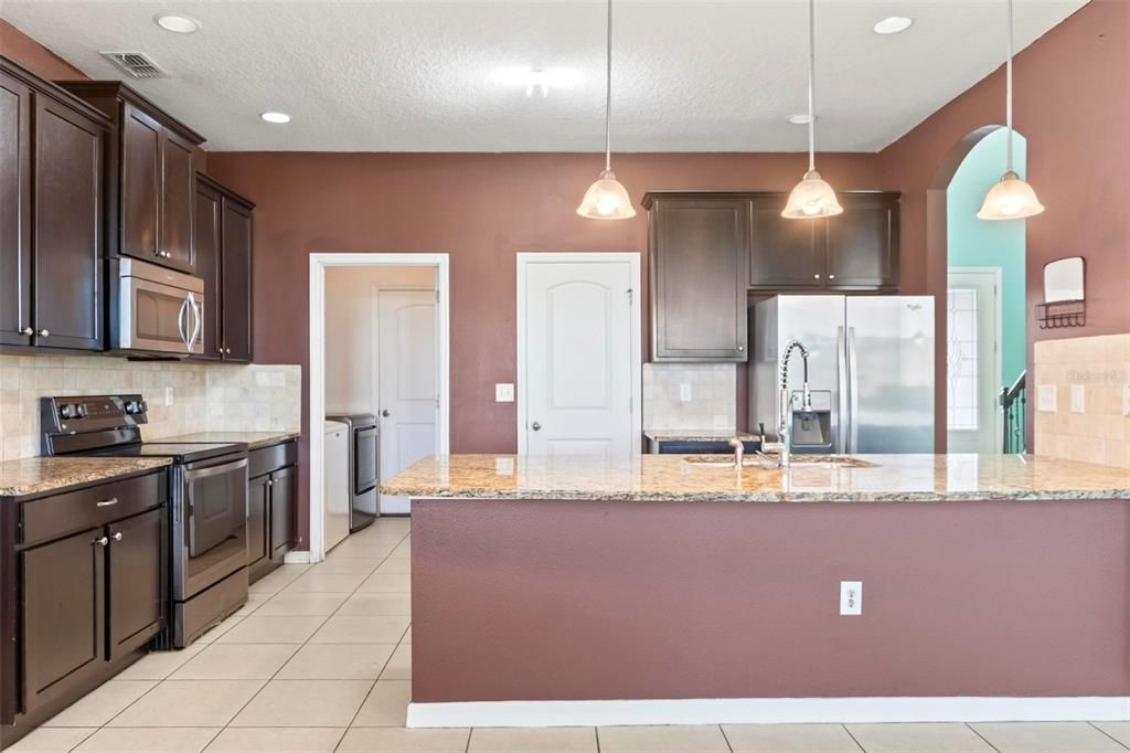 For Rent: $2,890 (5 beds, 2 baths, 2594 Square Feet)