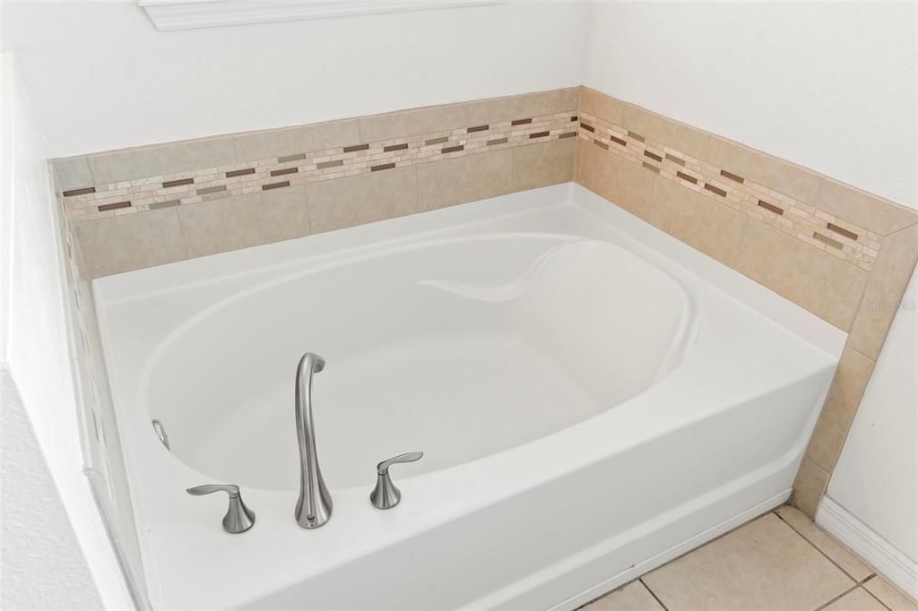 For Rent: $2,890 (5 beds, 2 baths, 2594 Square Feet)