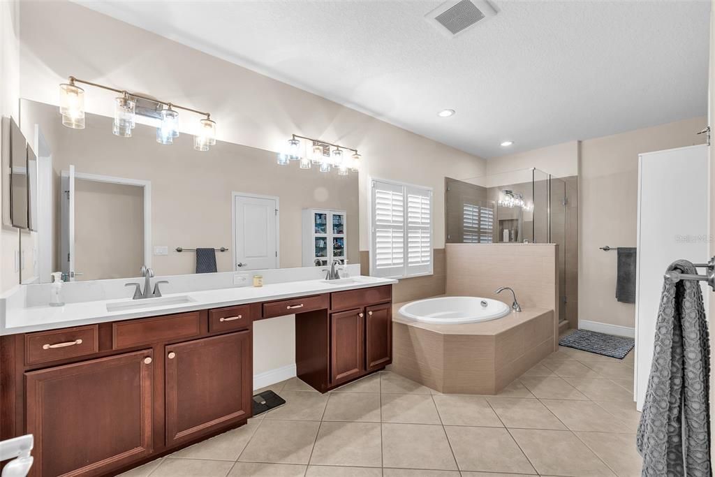 Под контрактом: $724,900 (4 спален, 3 ванн, 3135 Квадратных фут)