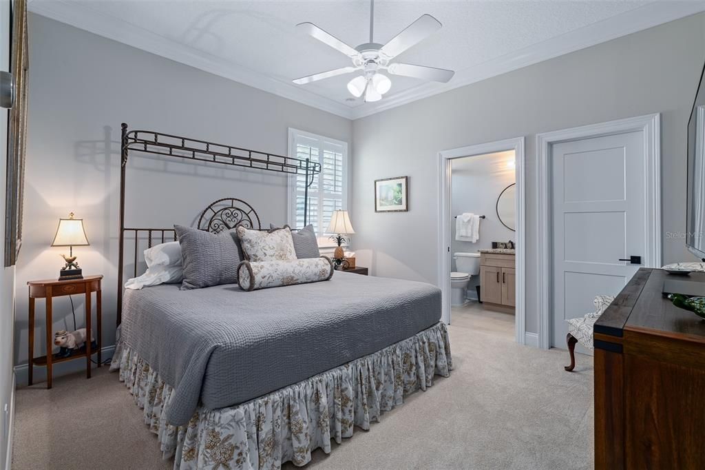 Под контрактом: $1,450,000 (5 спален, 4 ванн, 4225 Квадратных фут)