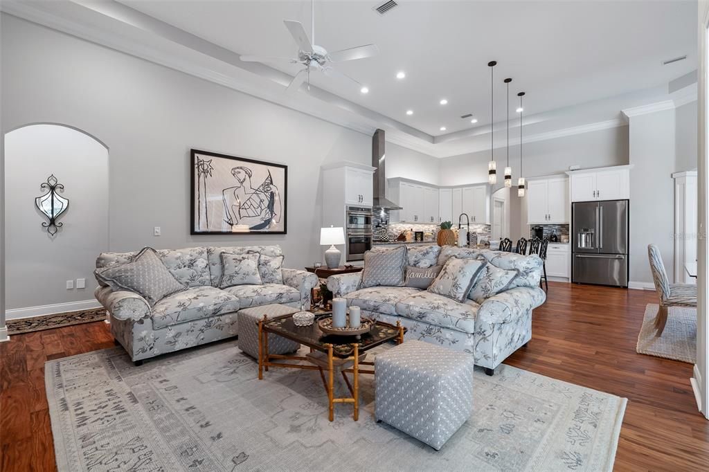 Под контрактом: $1,450,000 (5 спален, 4 ванн, 4225 Квадратных фут)