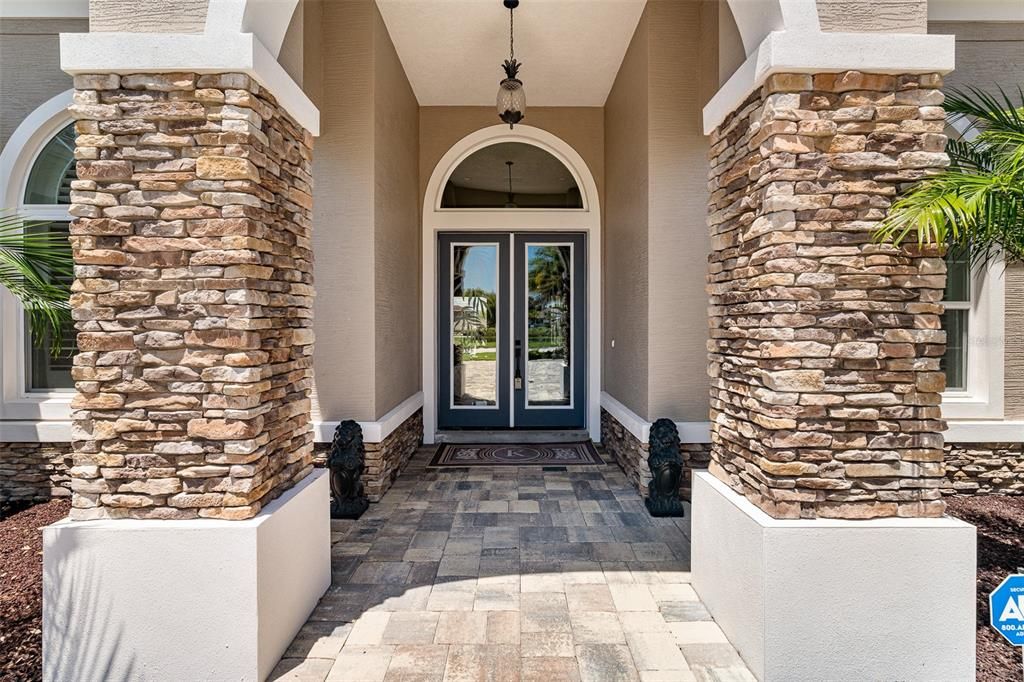 Под контрактом: $1,450,000 (5 спален, 4 ванн, 4225 Квадратных фут)