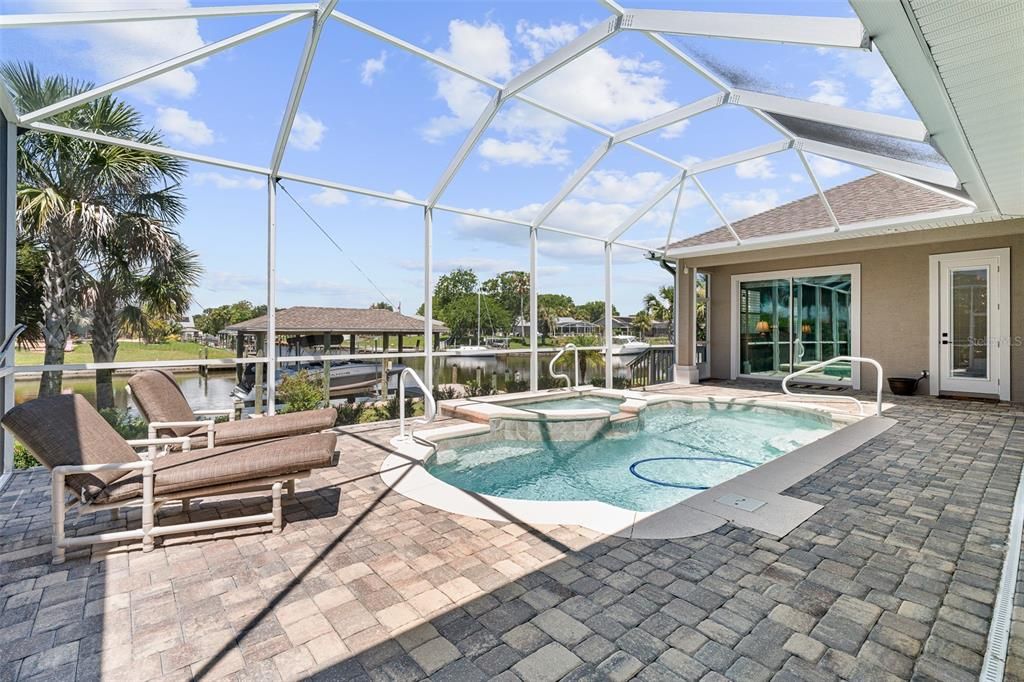 Под контрактом: $1,450,000 (5 спален, 4 ванн, 4225 Квадратных фут)