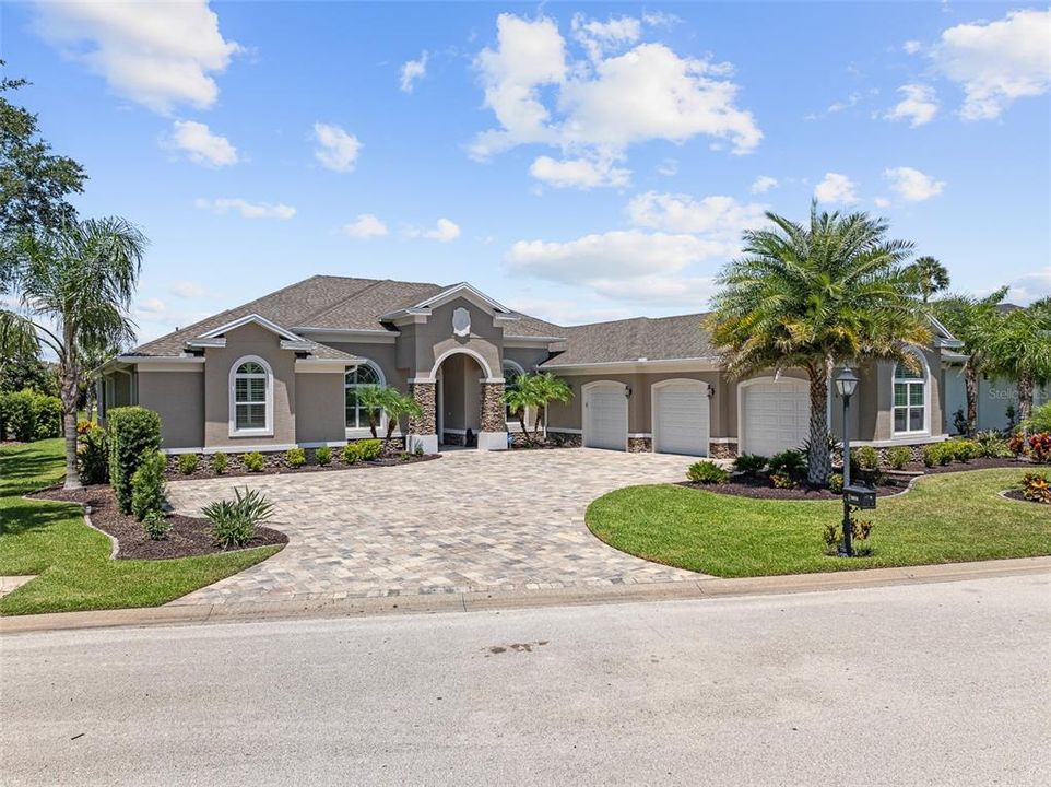 Под контрактом: $1,450,000 (5 спален, 4 ванн, 4225 Квадратных фут)