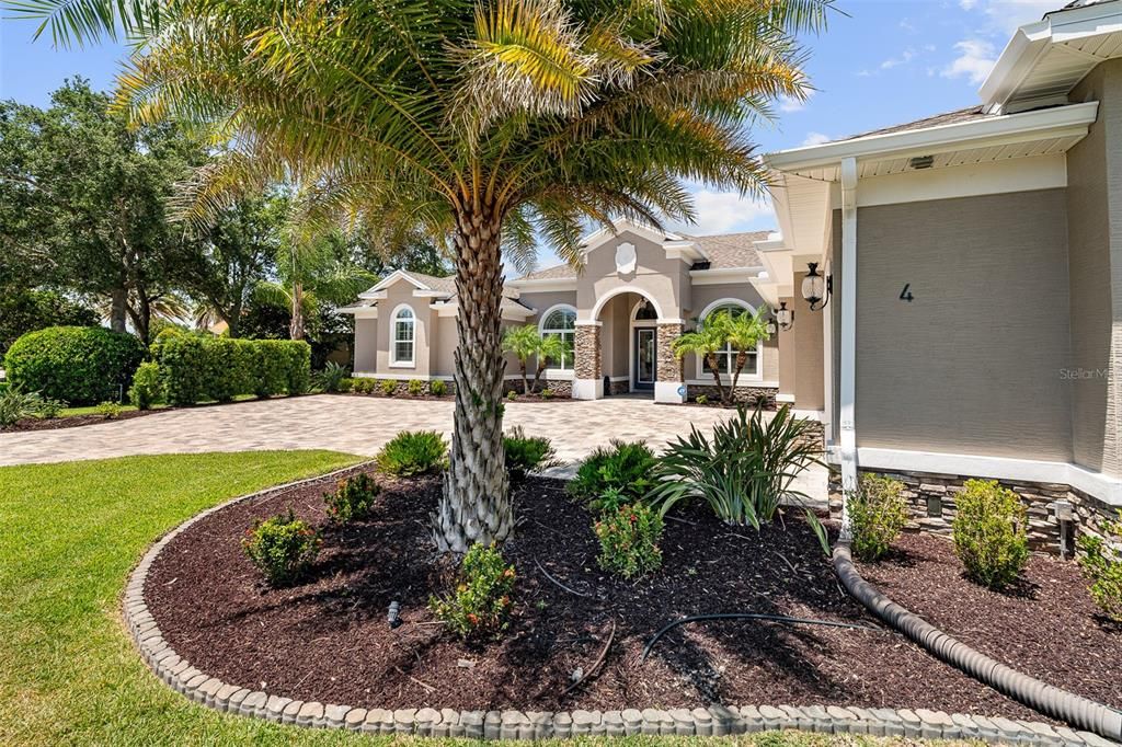 Под контрактом: $1,450,000 (5 спален, 4 ванн, 4225 Квадратных фут)