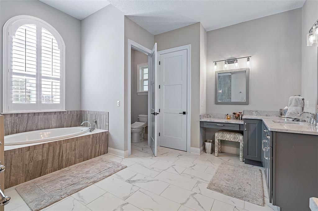 Под контрактом: $1,450,000 (5 спален, 4 ванн, 4225 Квадратных фут)