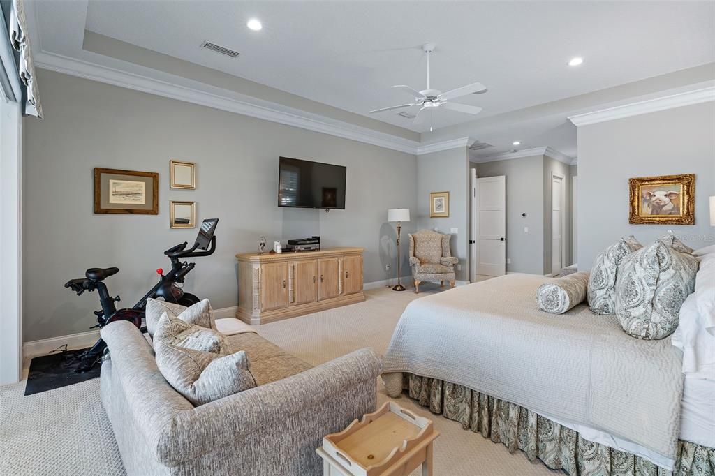 Под контрактом: $1,450,000 (5 спален, 4 ванн, 4225 Квадратных фут)