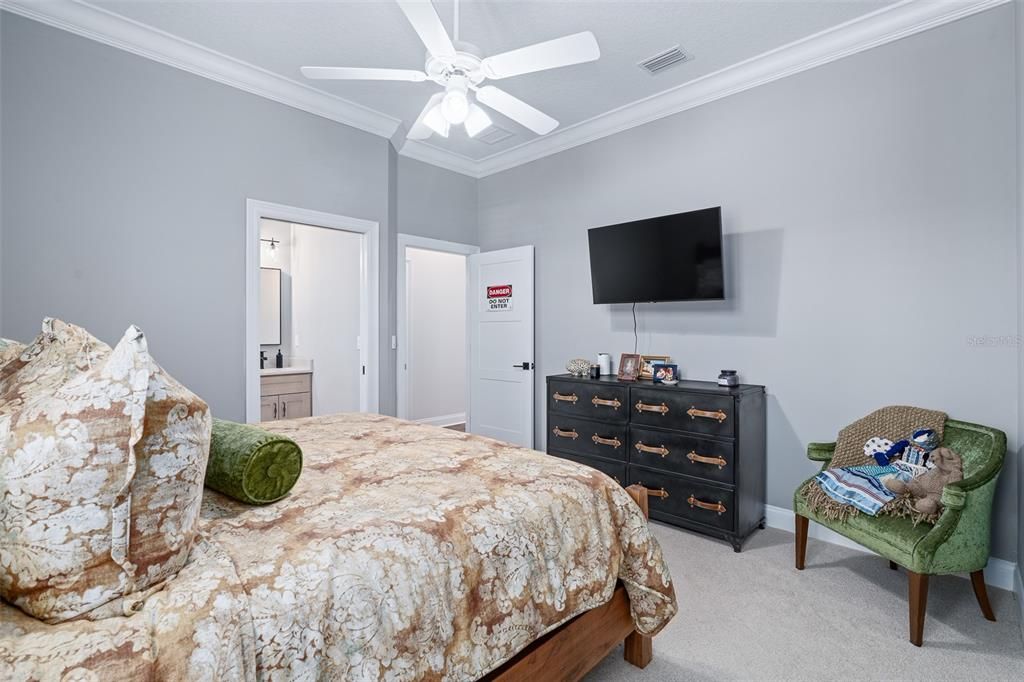 Под контрактом: $1,450,000 (5 спален, 4 ванн, 4225 Квадратных фут)