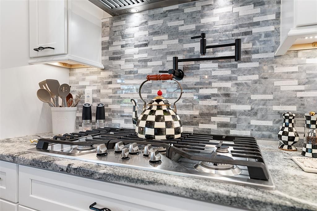 Под контрактом: $1,450,000 (5 спален, 4 ванн, 4225 Квадратных фут)