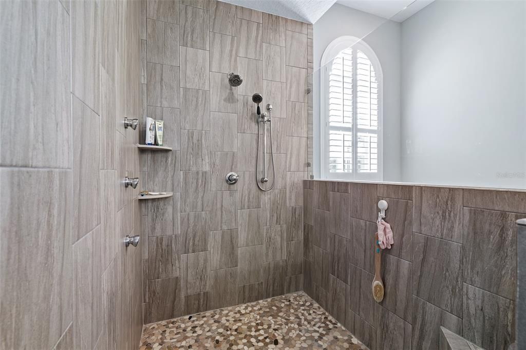 Под контрактом: $1,450,000 (5 спален, 4 ванн, 4225 Квадратных фут)