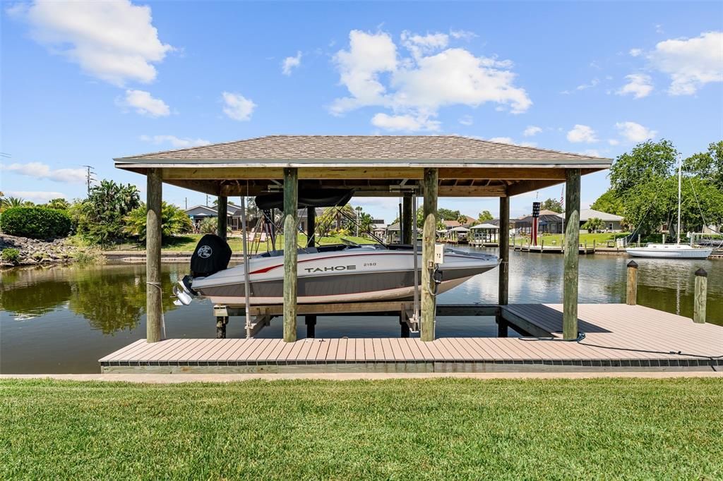 Под контрактом: $1,450,000 (5 спален, 4 ванн, 4225 Квадратных фут)