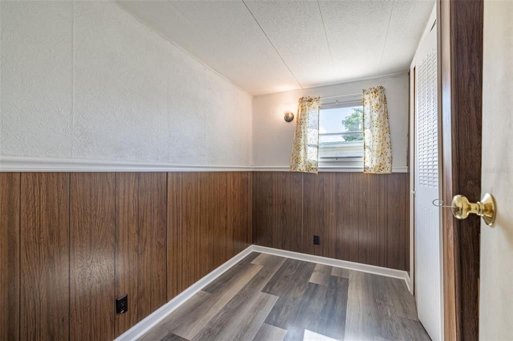 合同活跃: $115,000 (2 贝兹, 1 浴室, 870 平方英尺)