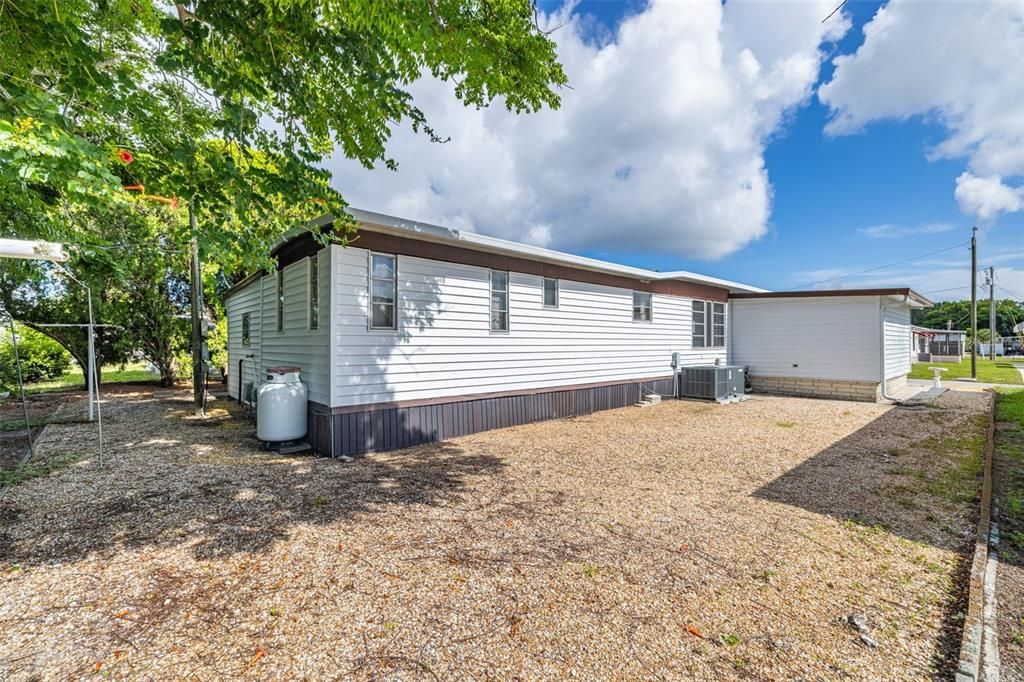 合同活跃: $115,000 (2 贝兹, 1 浴室, 870 平方英尺)