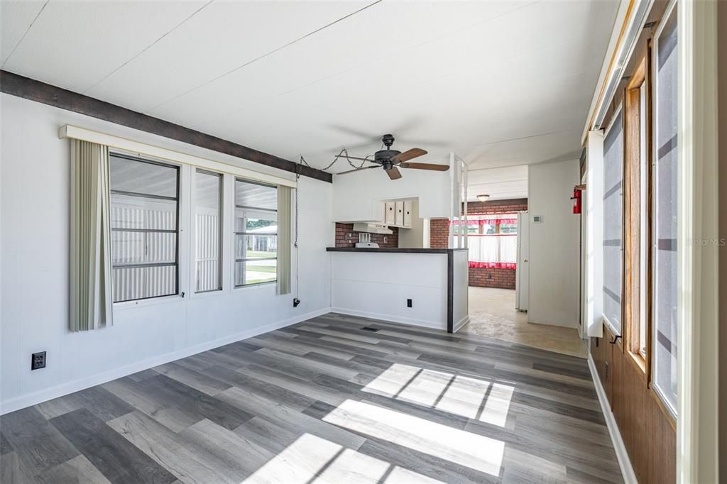 合同活跃: $115,000 (2 贝兹, 1 浴室, 870 平方英尺)