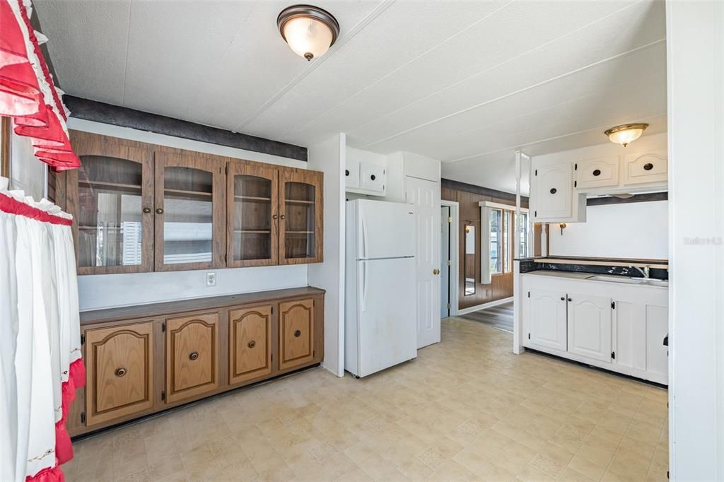 合同活跃: $115,000 (2 贝兹, 1 浴室, 870 平方英尺)