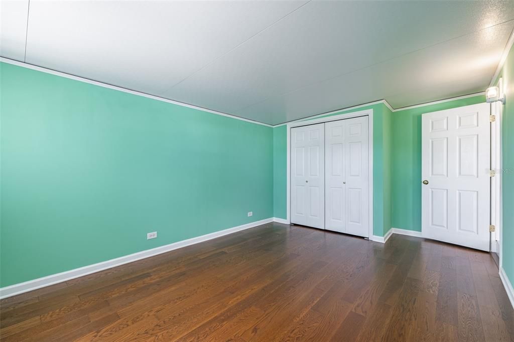 合同活跃: $115,000 (2 贝兹, 1 浴室, 870 平方英尺)