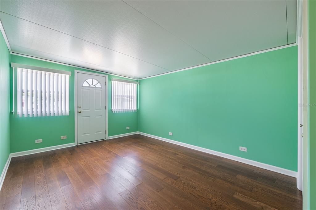 合同活跃: $115,000 (2 贝兹, 1 浴室, 870 平方英尺)