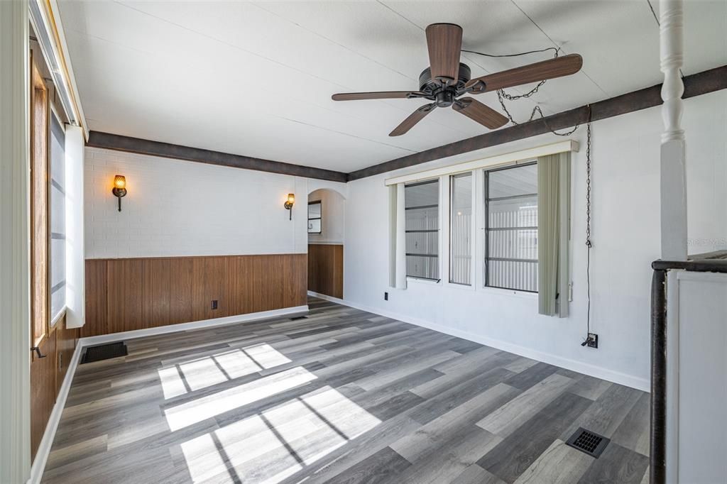 合同活跃: $115,000 (2 贝兹, 1 浴室, 870 平方英尺)