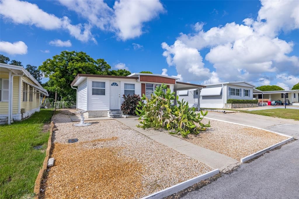 合同活跃: $115,000 (2 贝兹, 1 浴室, 870 平方英尺)