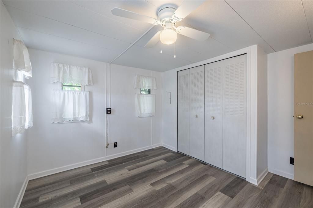 合同活跃: $115,000 (2 贝兹, 1 浴室, 870 平方英尺)