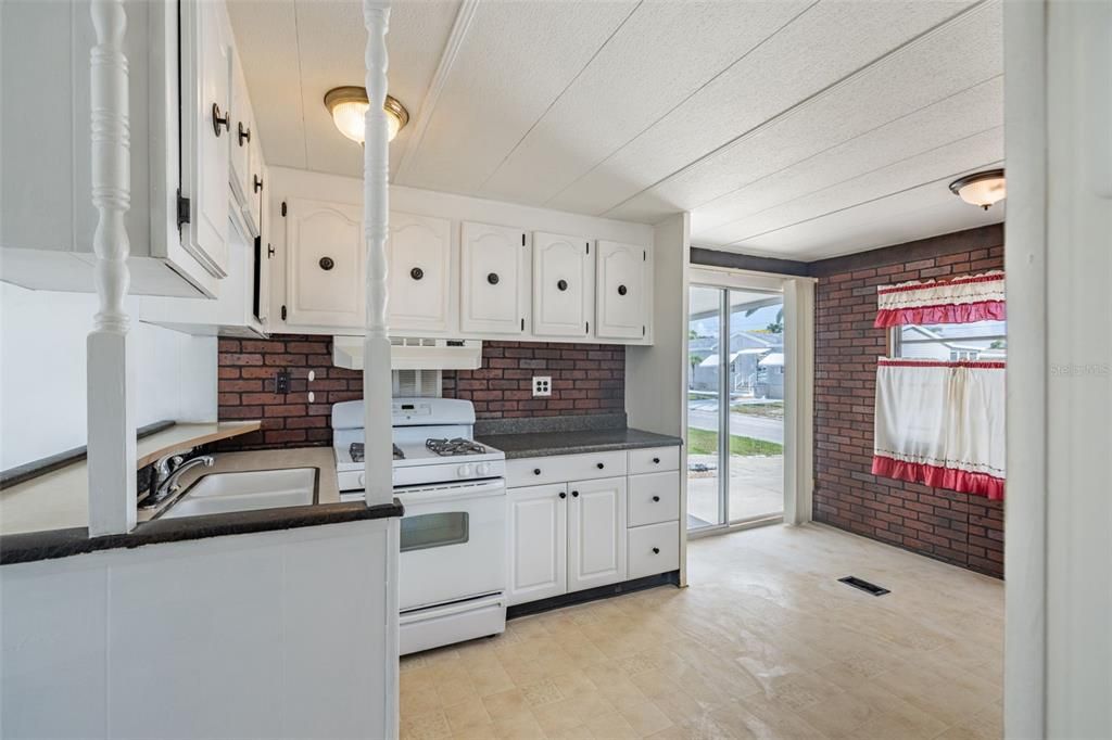 合同活跃: $115,000 (2 贝兹, 1 浴室, 870 平方英尺)