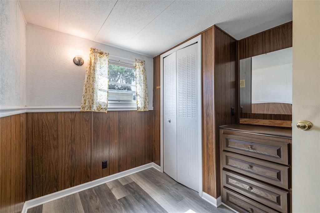 合同活跃: $115,000 (2 贝兹, 1 浴室, 870 平方英尺)