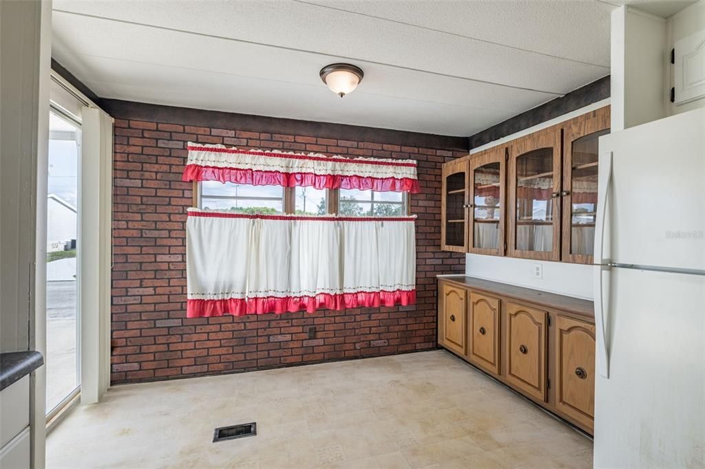 合同活跃: $115,000 (2 贝兹, 1 浴室, 870 平方英尺)