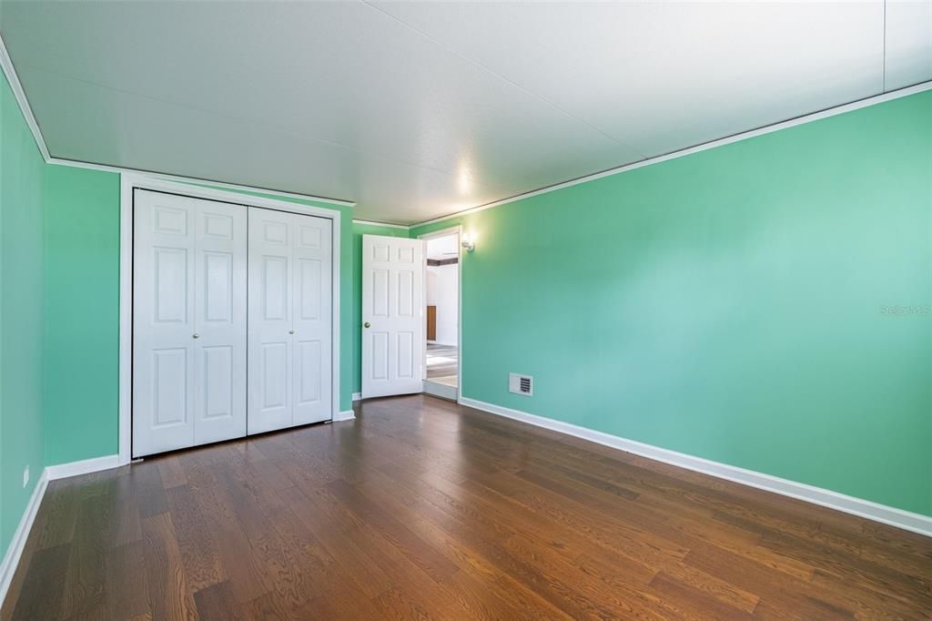 合同活跃: $115,000 (2 贝兹, 1 浴室, 870 平方英尺)